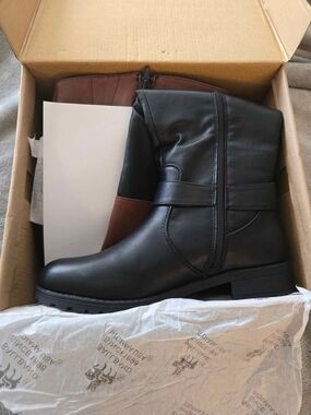 Women's Black Leather Zip-Back Ankle Boots